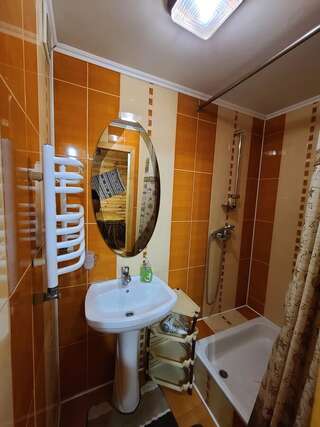 Отель Гуцульская хата Яремче Семейный люкс (для 4 взрослых)-3